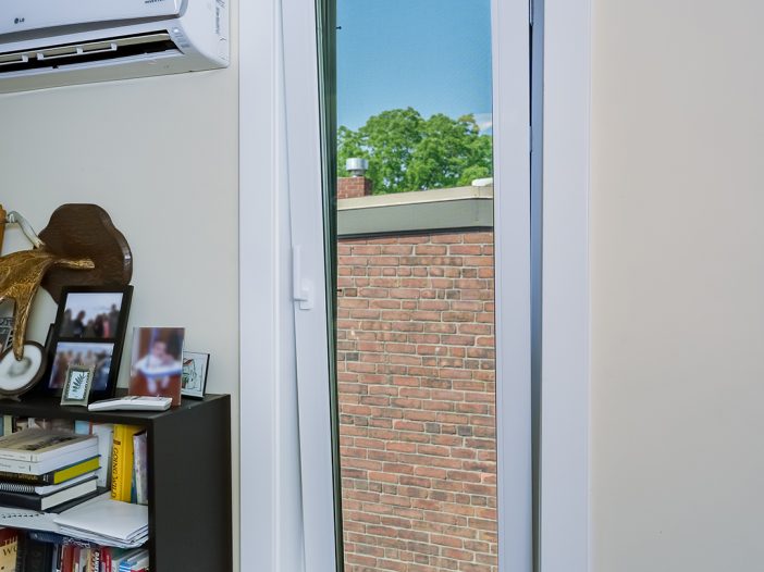 white vinyl tilt and turn windows